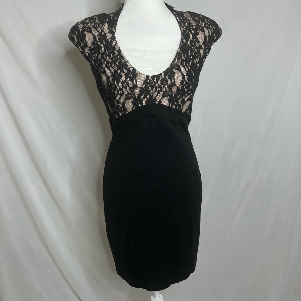 Ted Baker Briony lace dress size 2 equal to a 6 in US.